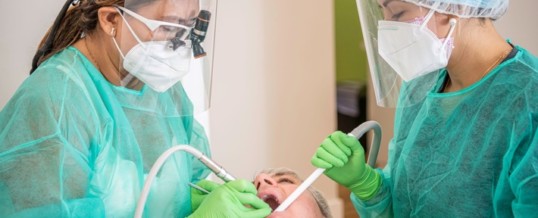 Zahnmedizinische Katastrophe: Ein Jahr nach den ersten Lockdowns bemerken Zahnärzte auf der ganzen Welt die Folgen, die sich aus der COVID-19-Pandemie für die Mundgesundheit der Menschen ergeben