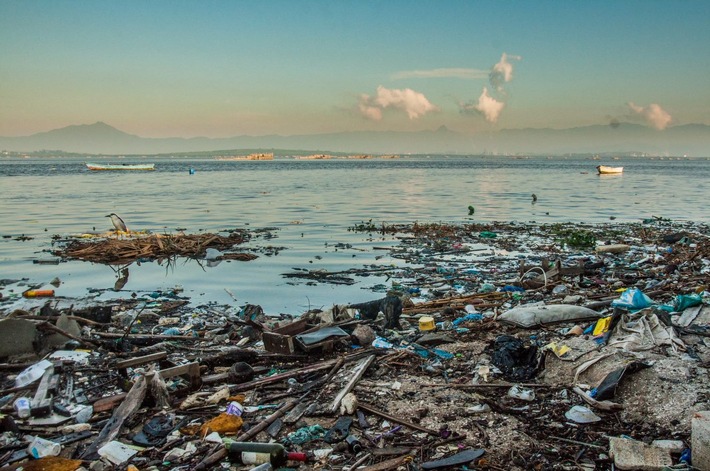 Deutschland exportiert Plastikmüll – oeoo sammelt ihn ein / Größtes Müllsammelprojekt Brasiliens in Rio de Janeiro