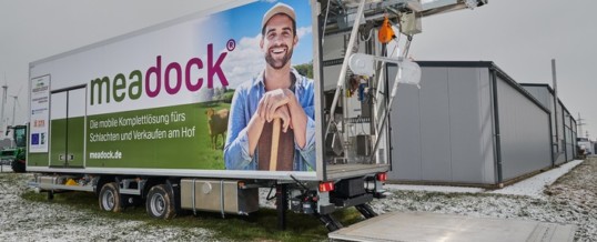 Erste mobile Komplettlösung für wirtschaftlichere, autarke und tierfreundlichere Hofschlachtung / meadock® feiert Premiere