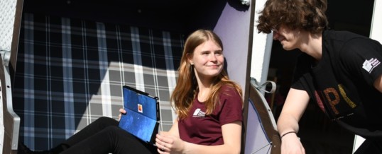 Gemeinsam in den Sommerferien programmieren: Beim HPI-Schülercamp dreht sich alles um die Webentwicklung