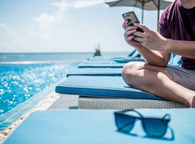 Immer mehr Arbeitnehmende werden im Urlaub beruflich kontaktiert