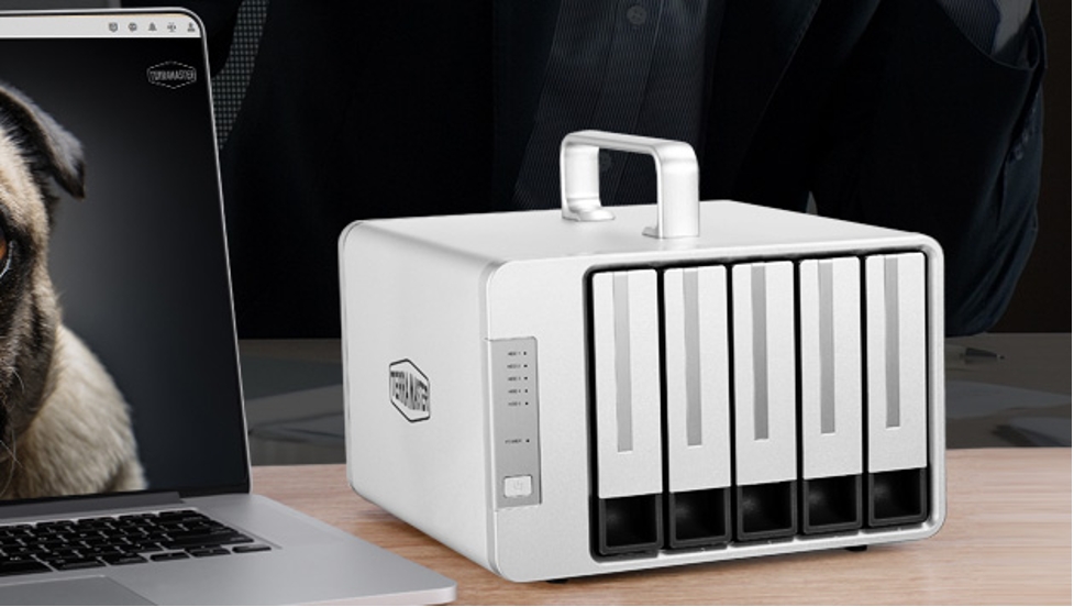 TerraMaster D5 Thunderbolt 3 für profesionelle Creator mit dem neusten M1 MacBook Pro