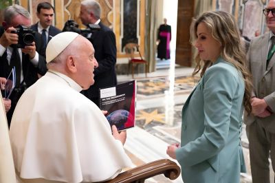 ALLATRA-Präsidentin sprach mit Papst Franziskus über Klimawandel
